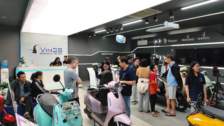 Khách Việt tranh thủ chốt đơn xe máy điện VinFast để "sống khỏe" trước cơn bão giá xăng dầu