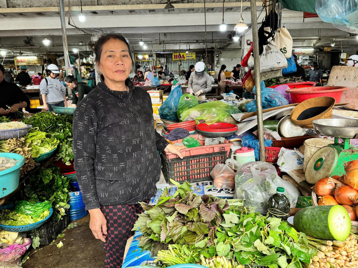Bà Đỗ Thị Nguyệt Hải, tiểu thương bán rau tại chợ Tam Kỳ mong chờ đến ngày bỏ phiếu. Ảnh: Nguyễn Tín