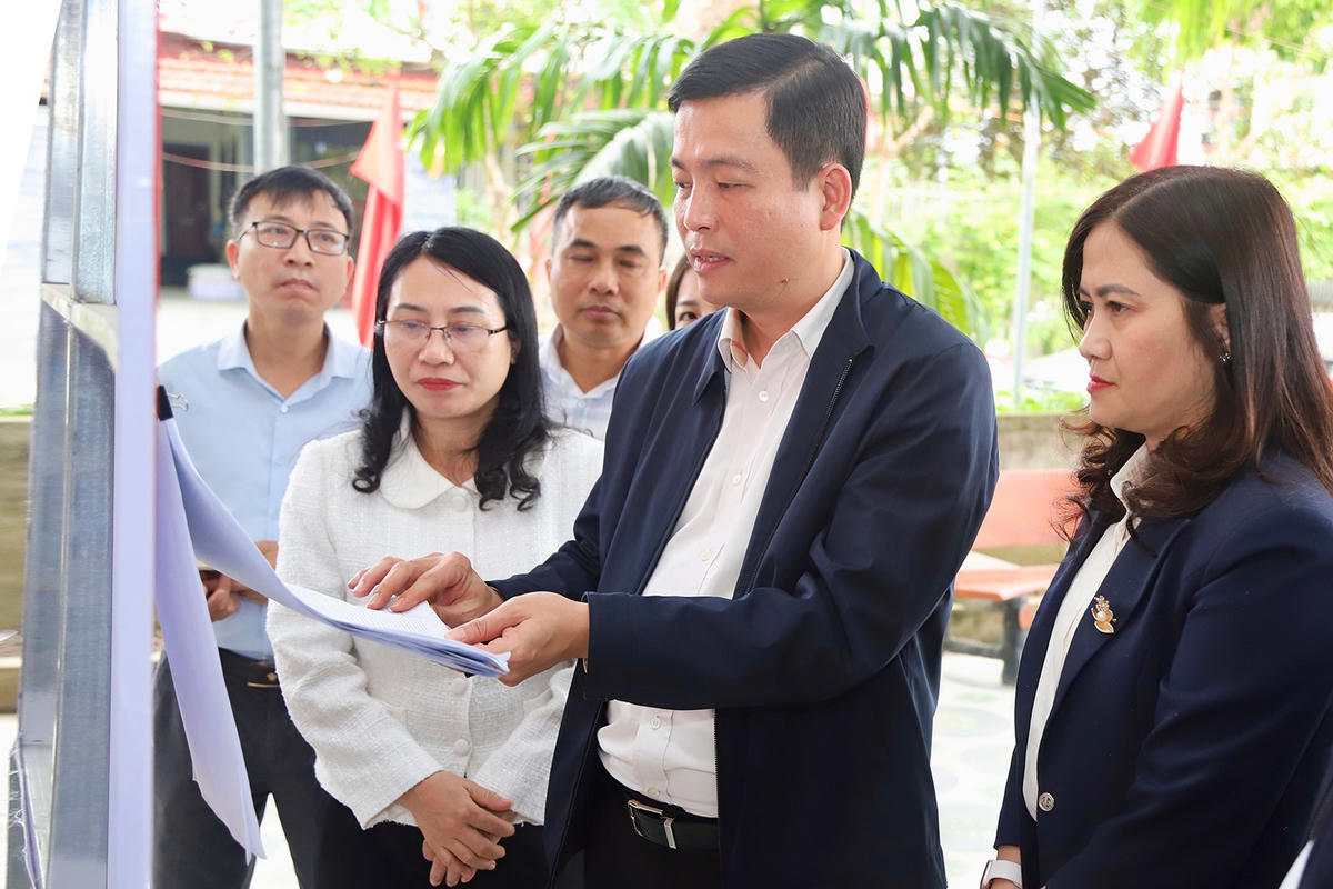 Chủ tịch Ủy ban MTTQ Việt nam tỉnh Hà Tĩnh Nguyễn Thành Đồng cùng đoàn công tác kiểm tra, giám sát công tác bầu cử tại xã Sơn Tây. Ảnh: ST.