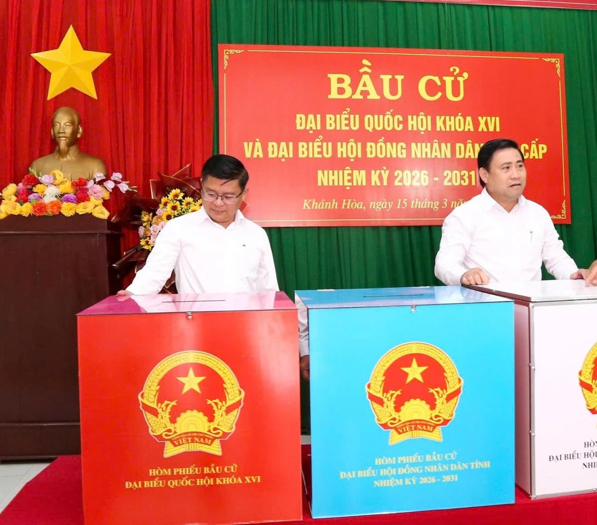 Ông Lâm Đông, Phó Bí thư Tỉnh ủy, Chủ tịch HĐND tỉnh, Phó Trưởng Ban Chỉ đạo Bầu cử tỉnh Khánh Hòa kiểm tra việc bố trí các thùng phiếu tại Khu vực bỏ phiếu số 5, xã Vạn Hưng, tỉnh Khánh Hòa.