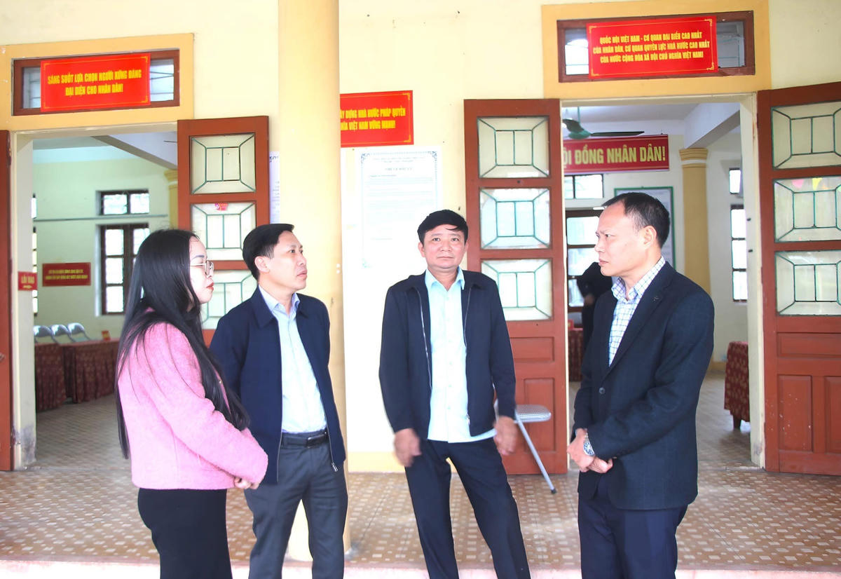 Phó Chủ tịch Ủy ban MTTQ Việt Nam tỉnh Hà Tĩnh Thái Ngọc Hải kiểm tra, giám sát công tác bầu cử tại xã Kỳ Khang. Ảnh: MT.