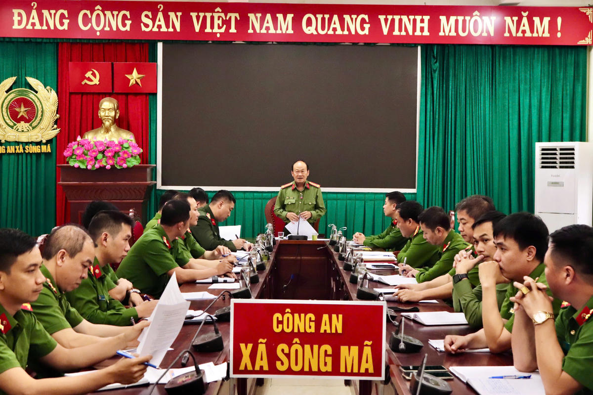 Đại tá Vì Quyền Chứ, Phó Giám đốc Công an tỉnh Sơn La kiểm tra công tác bầu cử tại các xã biên giới.