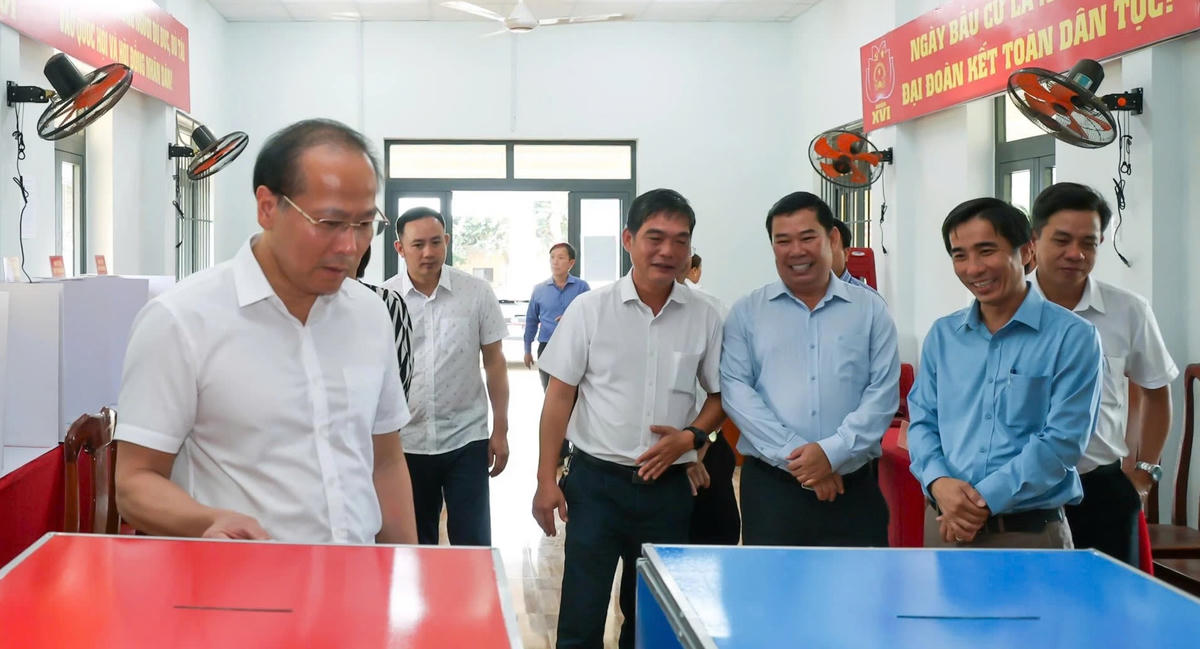 Ông Nguyễn Khắc Hà, Phó Bí thư Tỉnh ủy, Chủ tịch Ủy ban MTTQ Việt Nam tỉnh, Phó Trưởng Ban Chỉ đạo Bầu cử tỉnh, Phó Chủ tịch Ủy ban Bầu cử tỉnh Khánh Hòa cùng đoàn công tác, kiểm tra việc bố trí các hòm phiếu tại khu vực bỏ phiếu ở xã Suối Dầu, tỉnh Khánh Hòa. Ảnh X.H