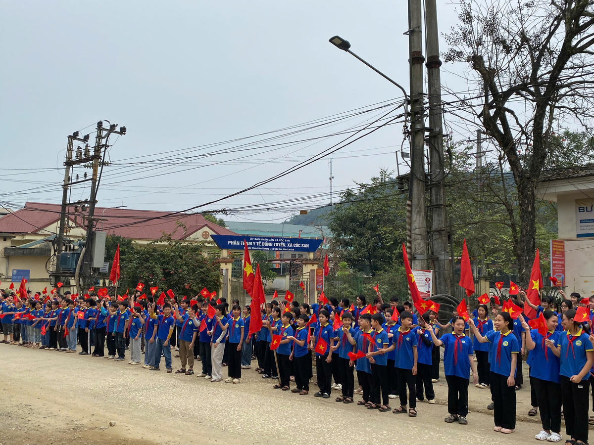 Học sinh Trường THCS Cốc San tổ chức diễn hành cổ động, tuyên truyền cho ngày bầu cử. Ảnh: Nguyễn Tuệ.