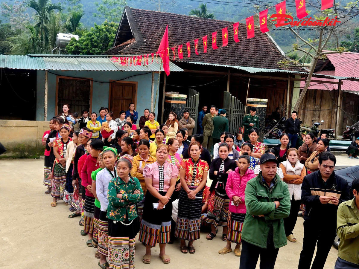 Tỷ lệ cử tri đi bầu cử sớm tại 55 khu vực thuộc 12 xã miền núi, biên giới tỉnh Nghệ An đã hoàn thành vào lúc 19h ngày 13/3. Ảnh: BC