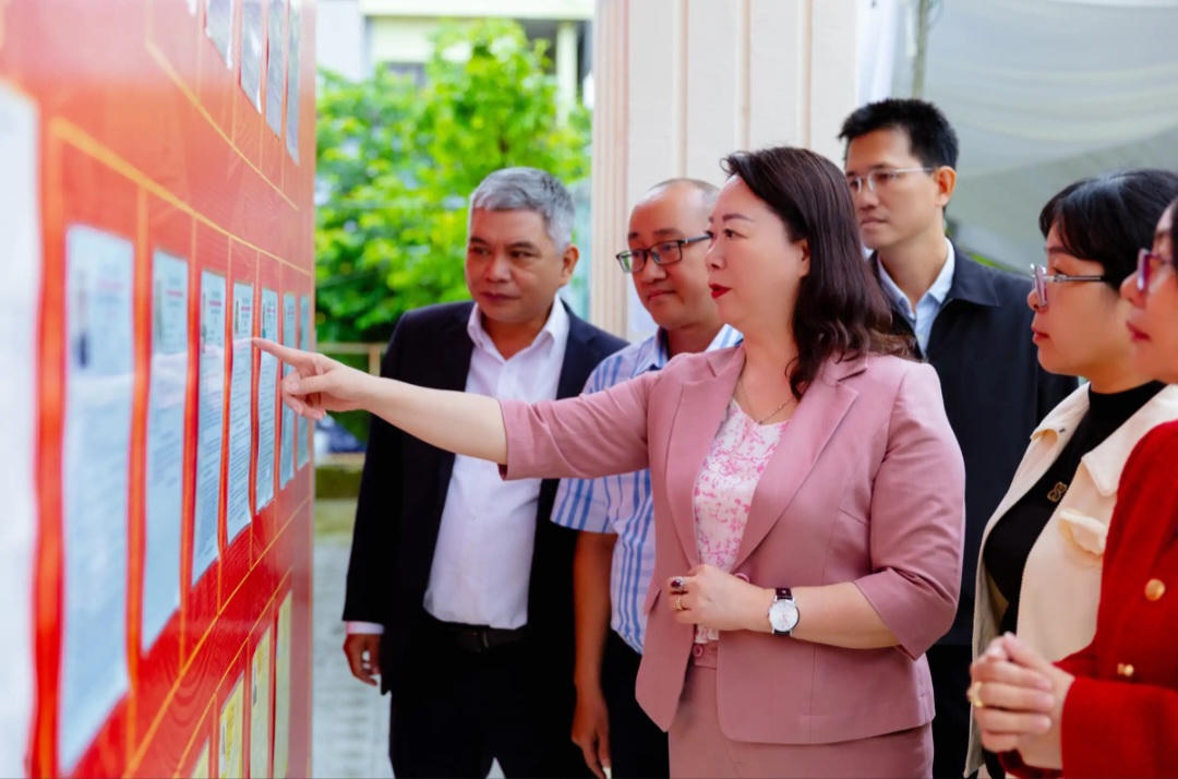 Bà Nguyễn Thị Ái Vân, Phó Chủ tịch Thường trực Ủy ban MTTQ Việt Nam thành phố Huế kiểm tra công tác chuẩn bị bầu cử tại phường Kim Long. Ảnh: M.T.