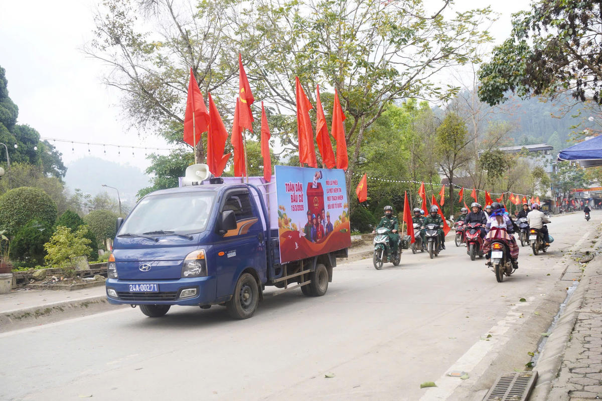Công tác chuẩn bị cho ngày bầu cử tại xã Si Ma Cai hiện đã hoàn thiện, lực lượng chức năng tổ chức nhiều hoạt động để tuyên truyền. Ảnh: Thúy Nga.