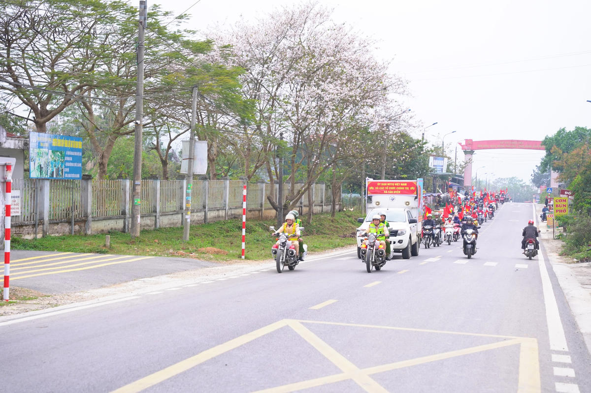 Với cờ Tổ quốc, băng rôn, khẩu hiệu tuyên truyền về ý nghĩa, tầm quan trọng của ngày bầu cử. Hoạt động thu hút sự quan tâm, hưởng ứng của đông đảo Nhân dân, góp phần lan tỏa không khí vui tươi, phấn khởi, nâng cao nhận thức của cử tri về quyền và nghĩa vụ tham gia bầu cử.