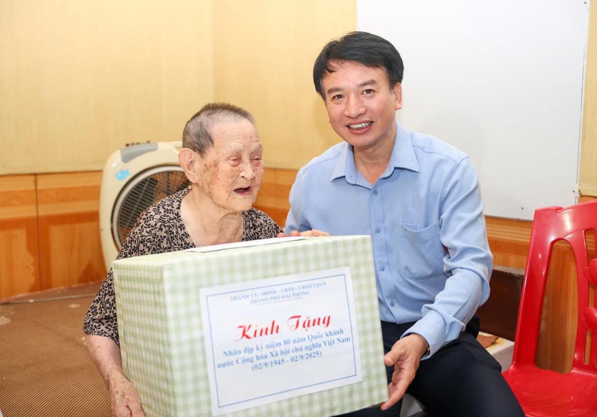 Ông Nguyễn Đức Tuấn thăm, tặng quà Mẹ Việt Nam Anh hùng Nguyễn Thị Ót. Ảnh: PT.&nbsp;