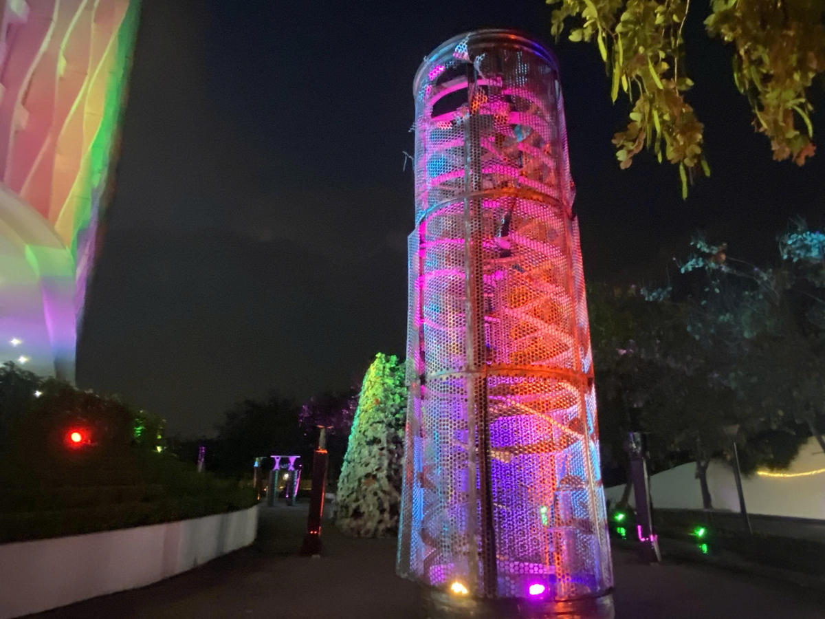 Một tác phẩm nghệ thuật được dàn dựng công phu từ cỗ máy xử lý rác thải khổng lồ đã ngừng hoạt động. Ảnh: Q.Đ.  