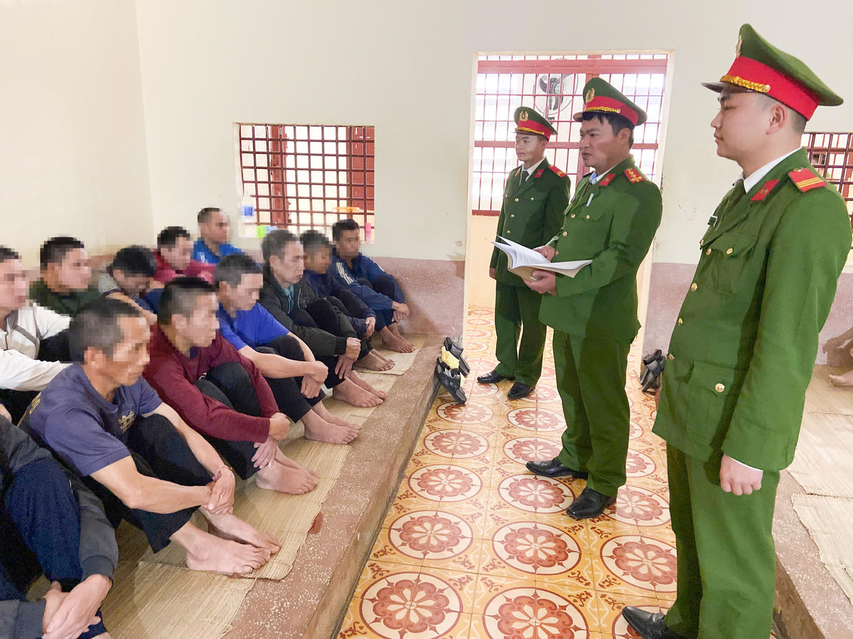 Các cán bộ Trại tạm giam Công an tỉnh Sơn La tuyên truyền tại các buồng phạm nhân. Ảnh: C.T.