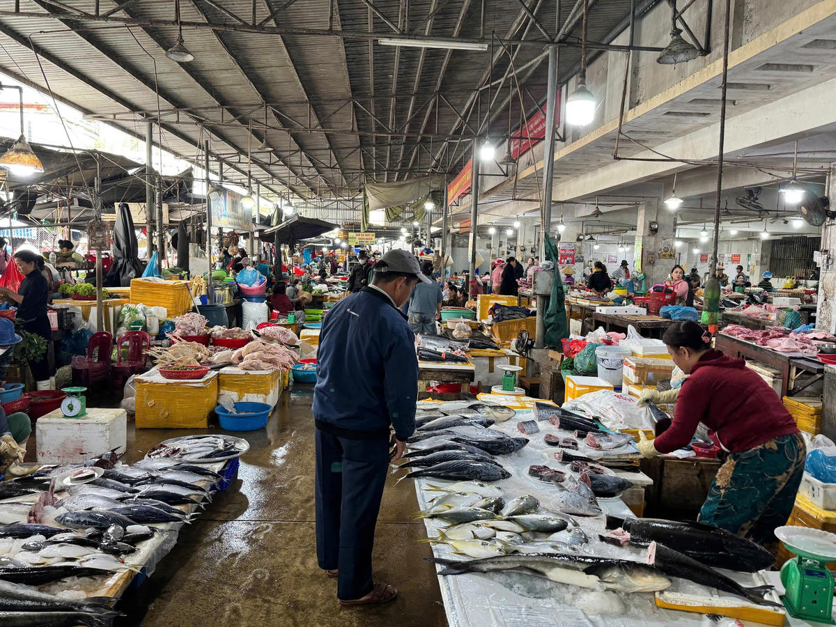 Trước ngày bầu cử, Chợ Tam Kỳ luôn đầy đủ hàng hóa, giá cả không tăng. Ảnh: Nguyễn Tín.