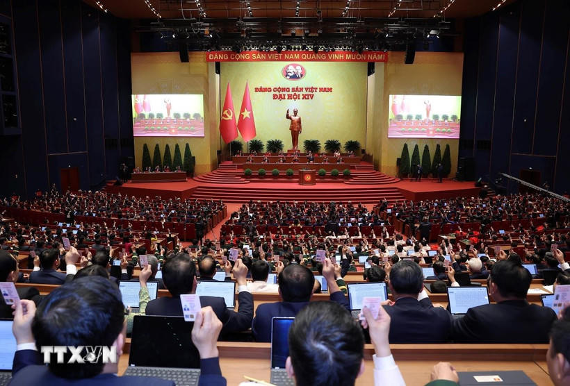 Các đại biểu biểu quyết thông qua Nghị quyết Đại hội XIV của Đảng. (Ảnh: TTXVN).