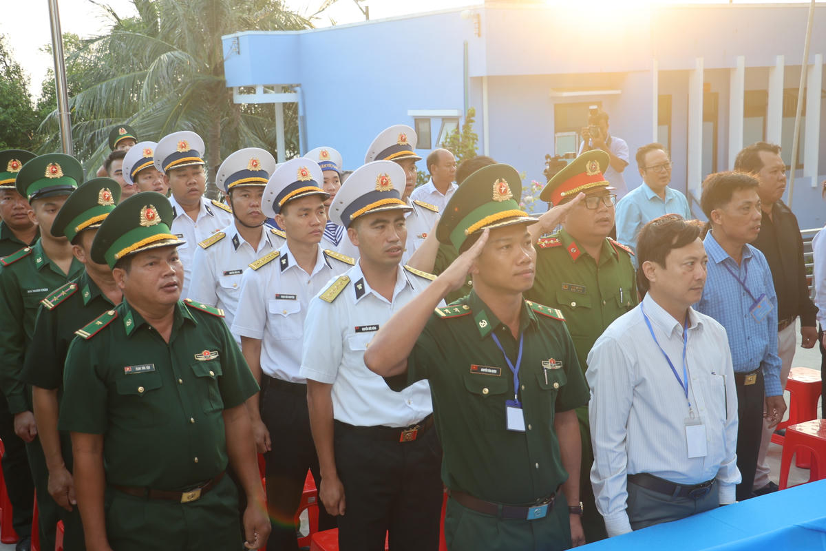 Lễ chào cờ trang nghiêm trước khi bầu cử ở đảo Hòn Chuối. Ảnh: Nguyên Du
