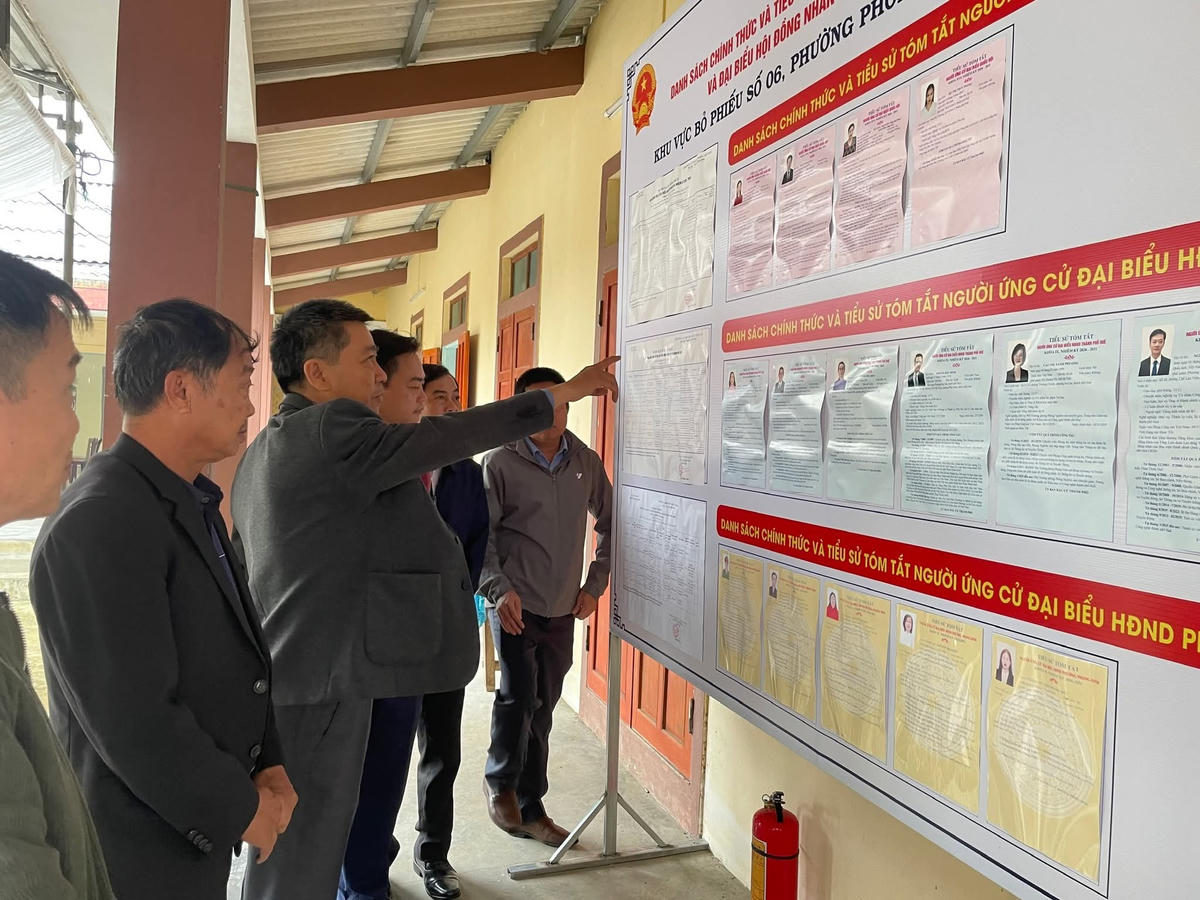 Ông Nguyễn Tiến Nam, Phó Chủ tịch Ủy ban MTTQ Việt Nam thành phố Huế kiểm tra công tác bầu cử tại các phường trên địa bàn. Ảnh: M.T