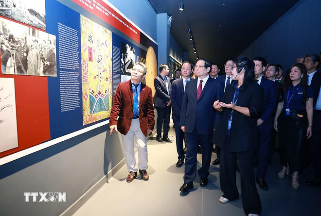 Thủ tướng Phạm Minh Chính tham quan Bảo tàng vũ trụ Việt Nam tại Khu Công nghệ cao Hòa Lạc. (Ảnh: Dương Giang/TTXVN).