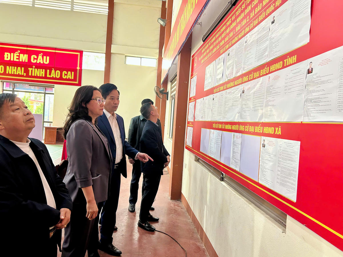 Phó Bí thư Tỉnh ủy, Chủ tịch Ủy ban MTTQ Việt Nam tỉnh Lào Cai đi kiểm tra công tác chuẩn bị cho ngày bầu cử ở xã Bảo Nhai. Ảnh: Hiệp Thu.