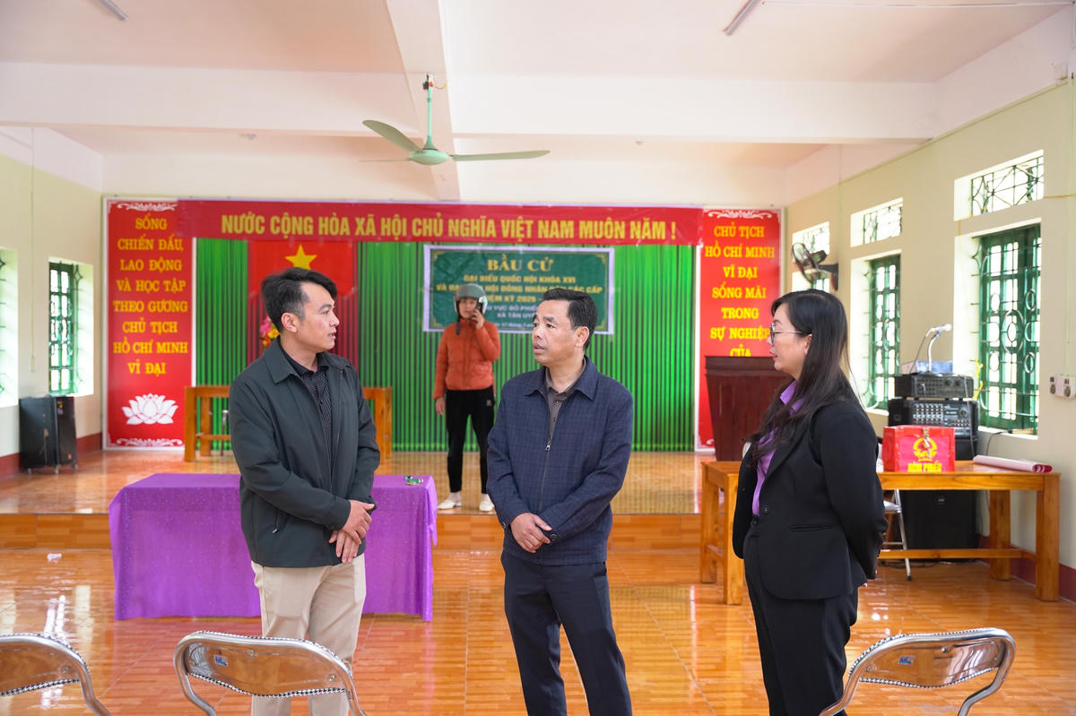 Tỉnh ủy viên, Bí thư Đảng ủy xã Tân Uyên Nguyễn Minh Hiệu (giữa) kiểm tra công tác chuẩn bị cho ngày bầu cử tại các điểm bỏ phiếu trong xã.