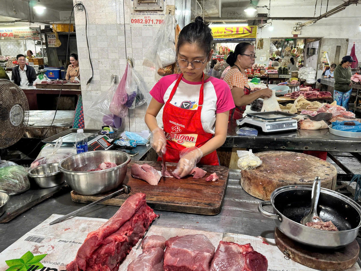 Tại chợ Tam Kỳ thịt heo dao động từ 110.000 đến 130.000 đồng/kg tùy loại. Ảnh: Nguyễn Tín