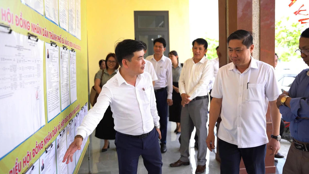 Lãnh đạo TP Đà Nẵng đi kiểm tra công tác bầu cử ở xã HIệp Đức.  Ảnh LQQ.