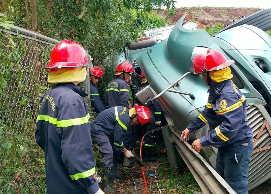 Lực lượng chức năng giải cứu tài xế Tạ Văn Kh. bị mắc kẹt trong cabin xe đầu kéo. Ảnh: CV.