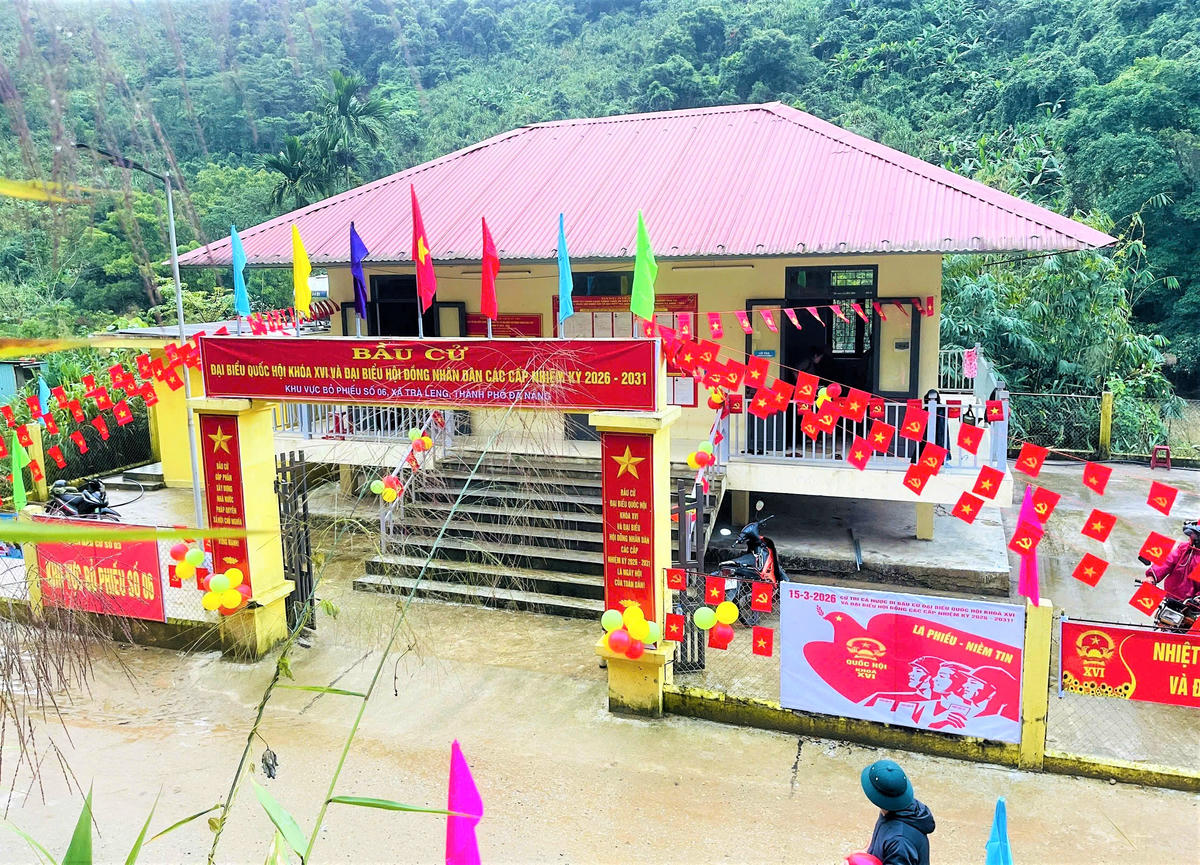 Khu vực điểm bầu cử ở xã Trà Leng được trang trí rực rỡ cờ hoa. Ảnh: CV.