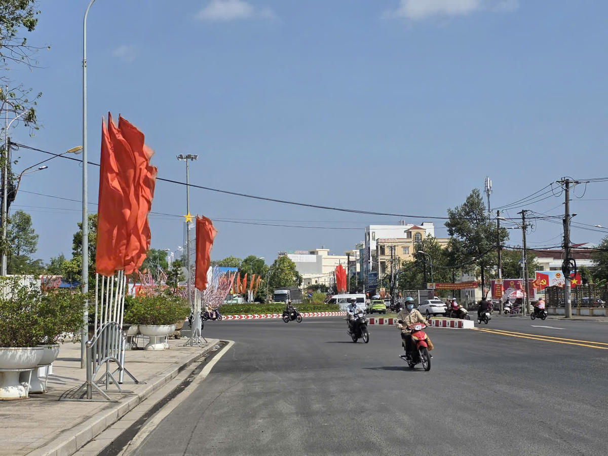 &nbsp;Ở các phường nội ô như An Xuyên, Tân Thành, Lý Văn Lâm hay các xã như Khánh Bình, Trần Văn Thời, Đầm Dơi... của tỉnh Cà Mau rực rỡ sắc đỏ của băng rôn, khẩu hiệu, cờ Tổ quốc. Ảnh: Nguyên Du