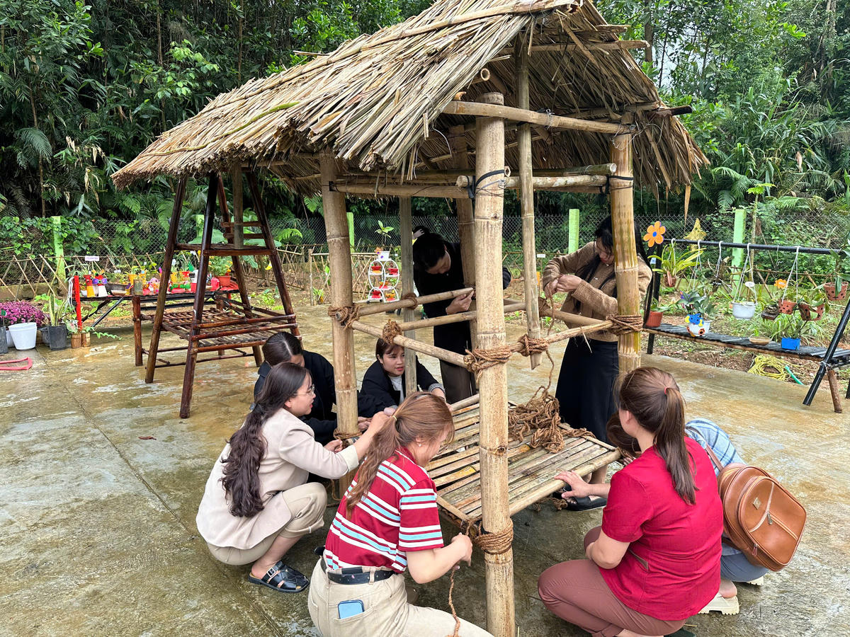 Người dân xã Trà Leng đang dựng các khu trưng bày tại bầu cử. Ảnh: CV.