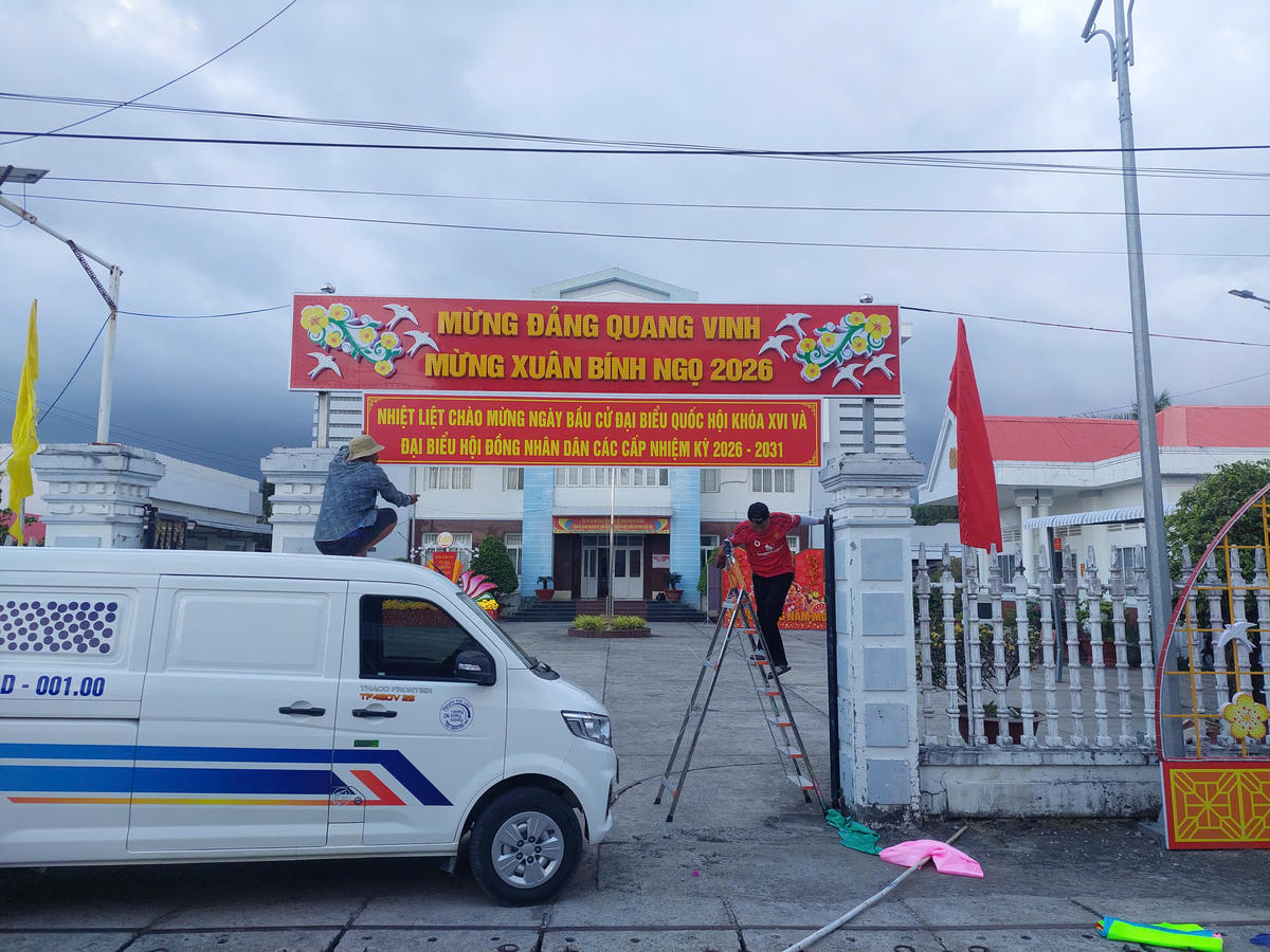 Trụ sở UBND xã An Trạch ( Cà Mau) được trang trí khẩu hiệu, hình ảnh tuyên truyền bầu cử đại biểu Quốc hội khóa XVI và HĐND các cấp nhiệm kỳ 2026 - 2031. Ảnh: Nguyên Du