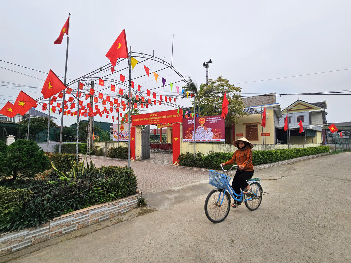 Khu vực bỏ phiếu số 03 tại nhà văn hóa thôn Vân Thanh được trang hoàng rực rỡ. Ảnh: QT