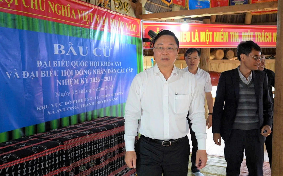 Chủ tịch Ủy ban MTTQ Việt Nam TP Đà Nẵng Lê Trí Thanh kiểm tra công tác trang trí bên trong khu vực bỏ phiếu. Ảnh: CV.