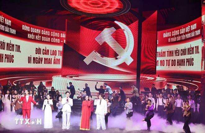 Tiết mục biểu diễn tại Chương trình hòa nhạc chính luận nghệ thuật đặc biệt “Mãi mãi niềm tin theo Đảng.” (Ảnh: Minh Đức/TTXVN).