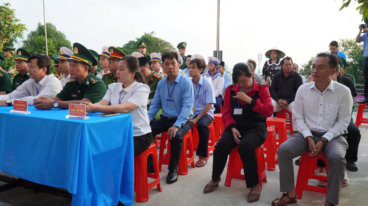 Từ sáng sớm người dân trên đảo Hòn Chuối đã đến bầu cử. Ảnh: Nguyên Du
