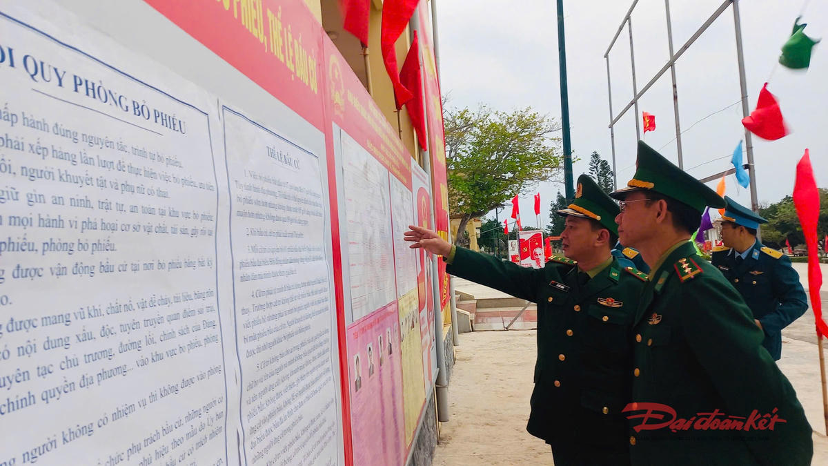 Cán bộ Đồn Biên phòng Bạch Long Vĩ xem lại danh sách các ứng viên trước khi bỏ phiếu. Ảnh: Sơn Hà.&nbsp;