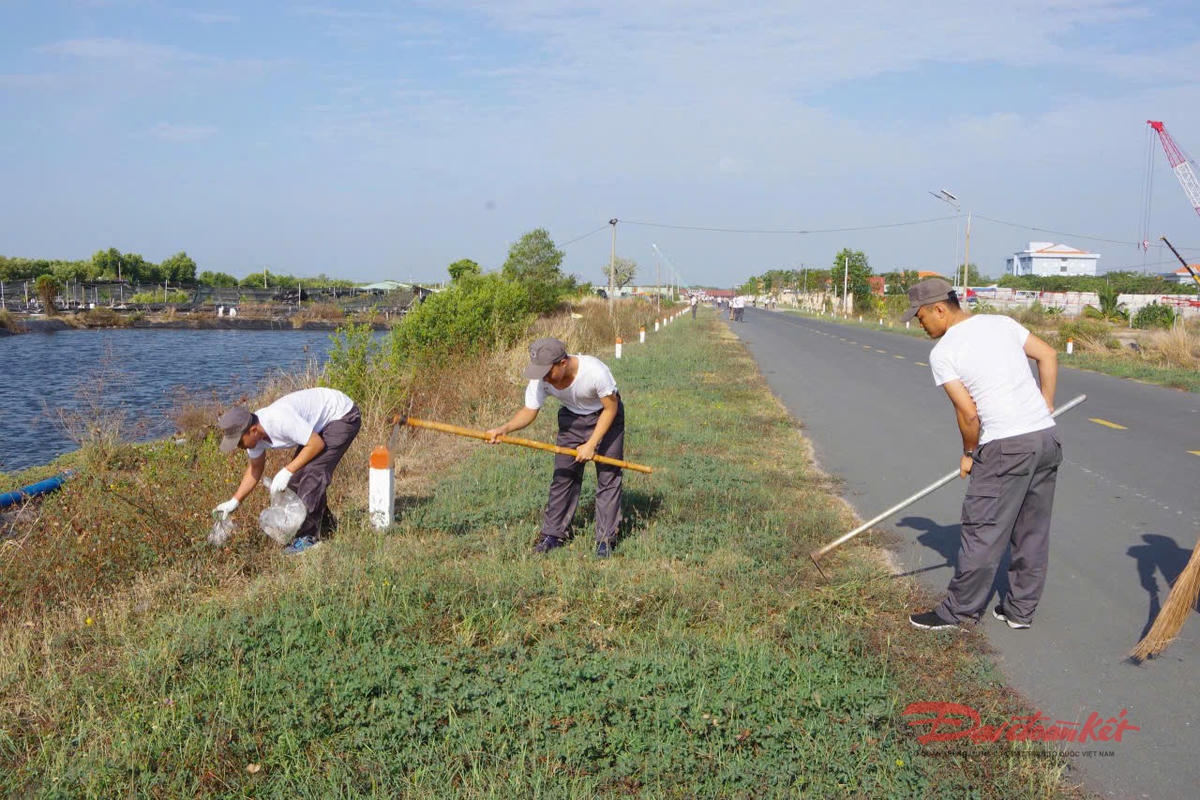Đoàn viên, thành niên tham gia phát quang bụi dậm, làm sạch đường trong Tháng Thanh niên, đồng thời đảm bảo mỹ quan chuẩn bị sẵn sàng cho ngày bầu cử. Ảnh: Đức Định.