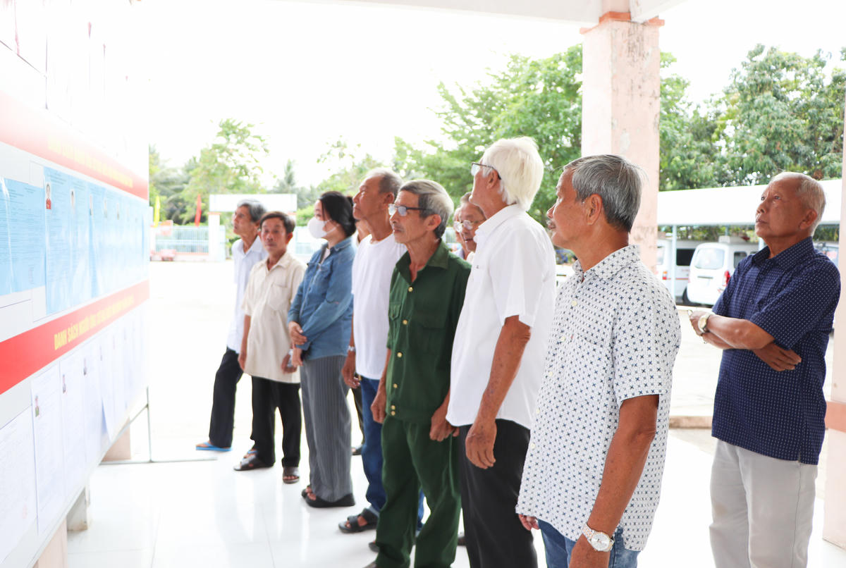 Cử tri xã An Bình (tỉnh Vĩnh Long) theo dõi danh sách bầu cử được niêm yết tại các Tổ bầu cử. Ảnh: P.H.
