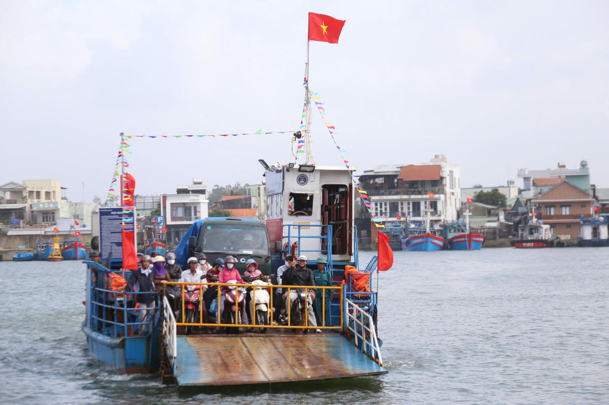 Người dân xã đảo Tam Hải di chuyển trên phà vượt sông Trường Giang. Ảnh: CV.