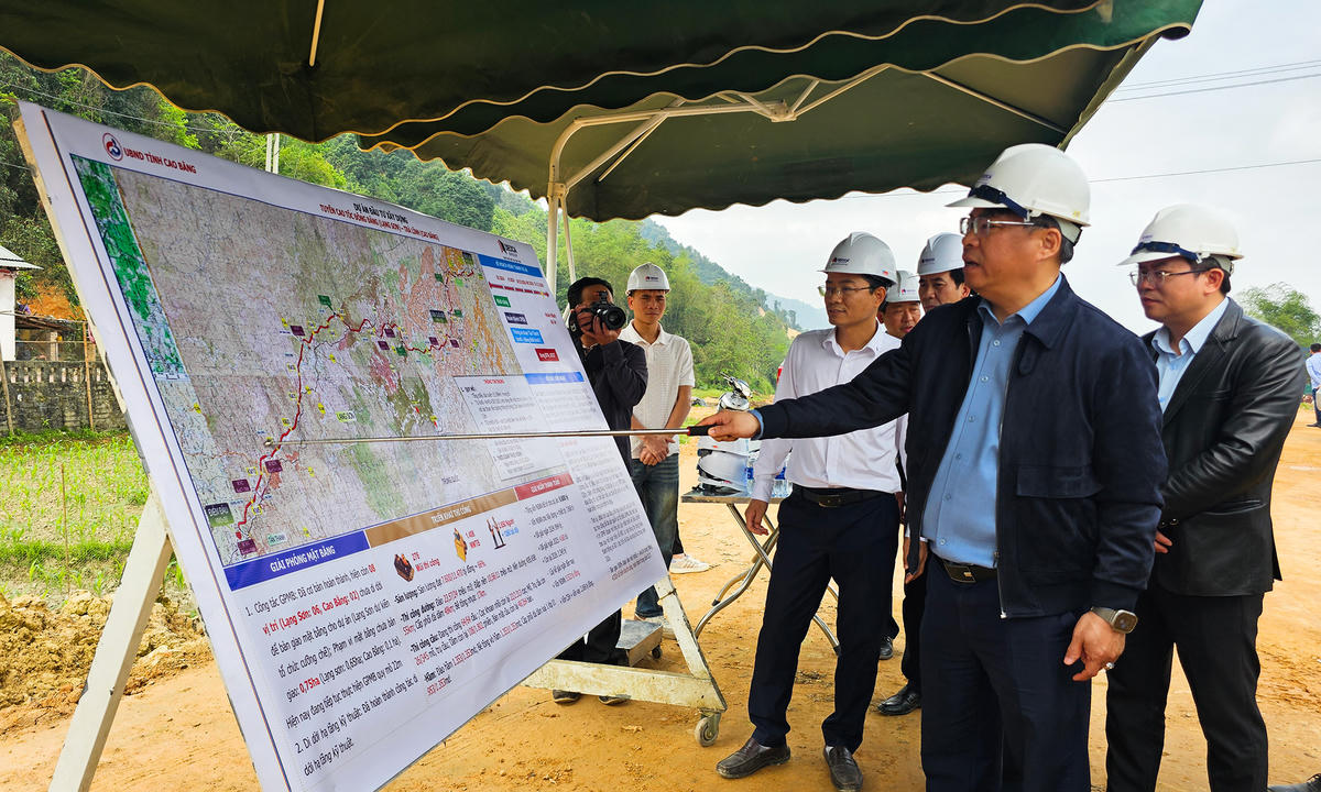 Trả lời cho các kiến nghị, đề xuất của nhà thầu, Bí thư Tỉnh ủy Cao Bằng Phan Thăng An cho biết, Ban Thường vụ Tỉnh ủy Cao Bằng mới đây họp đã nhất trí thông qua điều chỉnh chủ trương đầu tư và chờ kỳ họp mới nhất của HĐND tỉnh vào ngày 6/4 tới xem xét thông qua. Ngoài ra, nguồn vốn theo đại diện Sở Tài chính Cao Bằng là có đủ cho dự án. Chính vì thế, nhà thầu và các đơn vị thi công có thể yên tâm đẩy nhanh tiến độ thi công, để sớm đưa dự án về đích đúng hẹn.