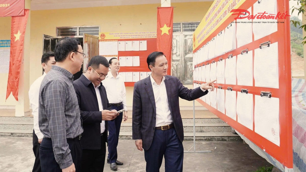 Ông Vũ Duy Hoàng - Ủy viên Ban Thường vụ Tỉnh ủy, Phó Chủ tịch Thường trực Ủy ban MTTQ Việt Nam tỉnh Thái Nguyên kiểm tra công tác chuẩn bị bầu cử tại xã Vô Tranh. Ảnh: MTTQ tỉnh Thái Nguyên.