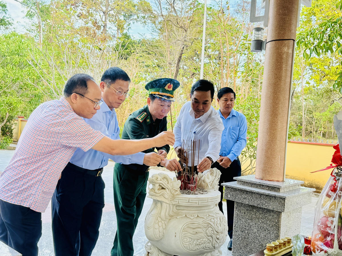 Các đại biểu và cử tri đã dâng hương tại nhà bia ghi danh các anh hùng liệt sĩ hy sinh tại khu vực Đồn Biên phòng Sê Rê Pốk. Ảnh: Thanh Nga.