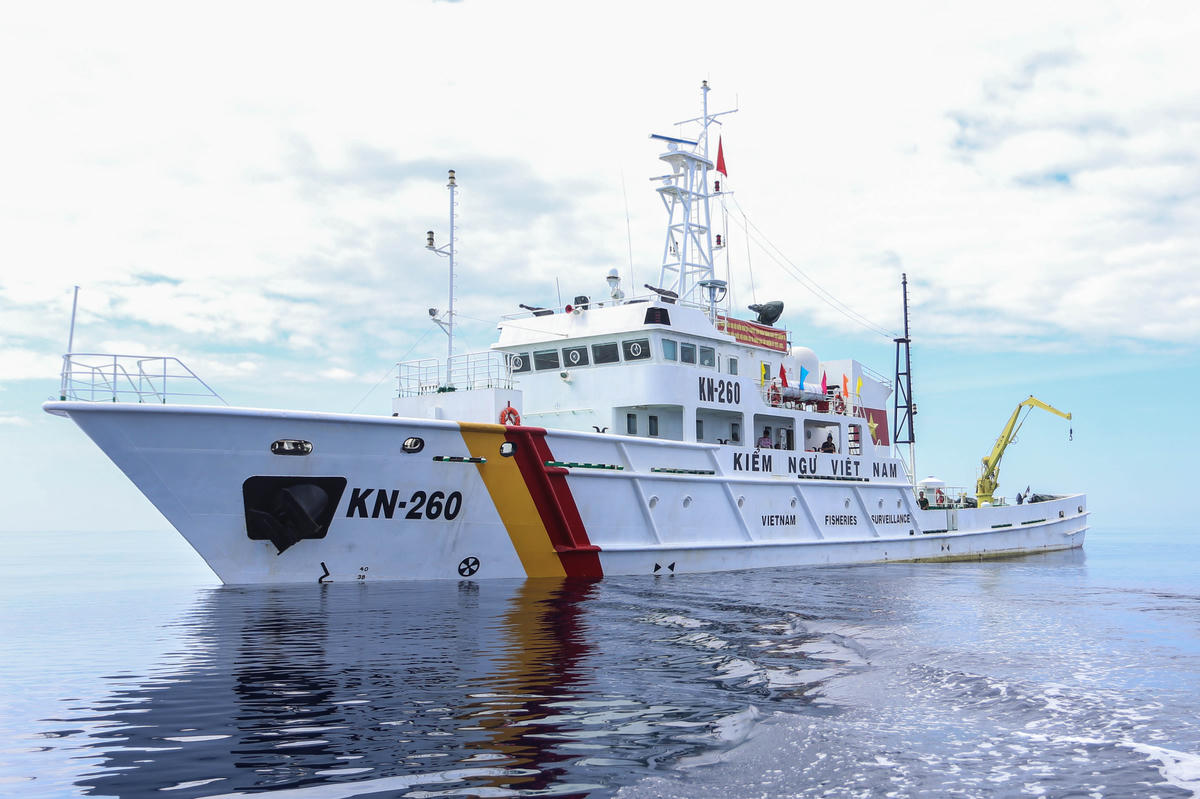 Tàu KN 260 làm nhiệm vụ trên biển. Ảnh: Đức Định.