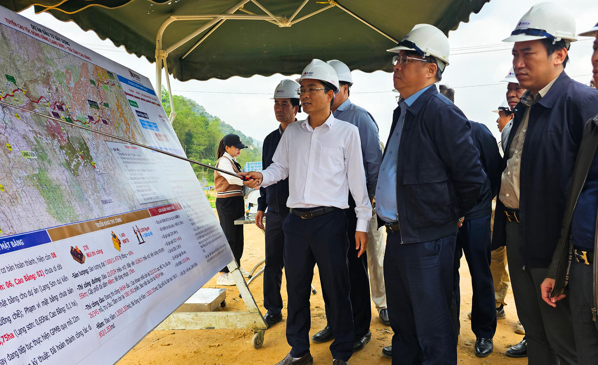 Đơn vị thi công cũng nêu các khó khăn như hiện còn 8 vị trí chưa di dời để bàn giao mặt bằng đồng thời đề xuất, kiến nghị tỉnh Cao Bằng bố trí đầy đủ nhu cầu vốn Ngân sách Nhà nước còn lại cho dự án là 9.124 tỷ đồng (năm 2026: 5.400 tỷ; năm 2027: 3.724 tỷ); UBND tỉnh Cao Bằng và các sở ngành thực hiện điều chỉnh chủ trương đầu tư, điều chỉnh dự án theo quy mô hoàn chỉnh (22 m) chậm nhất trong tháng 4 để đơn vị thi công kịp thời cập nhật các thay đổi thiết kế quy mô hoàn thiện.