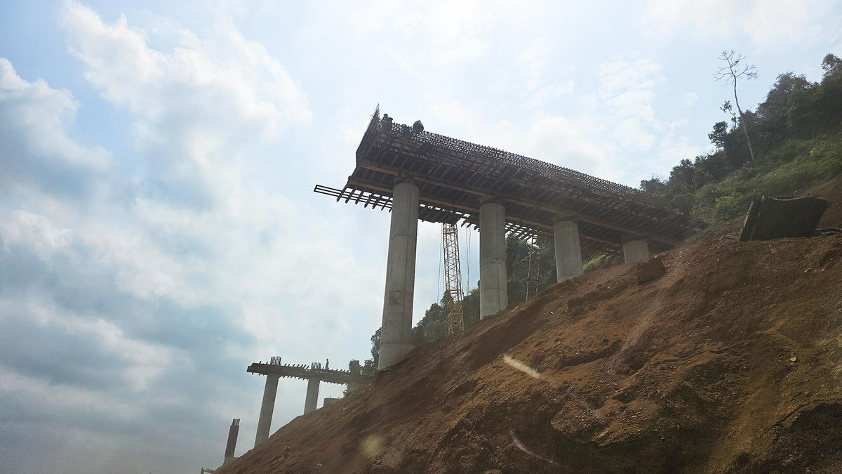 Đại diện đơn vị tổng thầu Tập đoàn Đèo Cả cho biết khó khăn hiện nay tại đoạn tuyến này là khối lượng đào đá còn khá nhiều do gián đoạn nguồn cung xăng dầu, một số thời điểm không được nổ mìn khiến tiến độ thi công bị chậm trễ. Mặc dù vậy, tinh thần bám sát mục tiêu chiến dịch Đông Khê, thông tuyến giai đoạn một, nên các đơn vị đang nỗ lực khắc phục, triển khai nhanh.