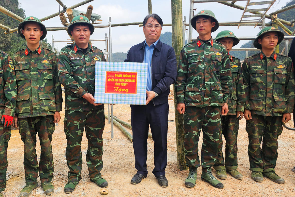 Lãnh đạo tỉnh Cao Bằng tặng quà động viên và chúc các cán bộ, chiến sĩ hoàn thành xuất sắc nhiệm vụ được giao.