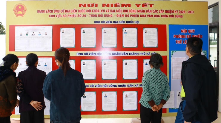 Cử tri thôn Đồi Dùng tìm hiểu tiểu sử của các ứng cử viên ứng cử Đại biểu Quôc hội khoá XVI và hội đồng nhân dân các cấp, nhiệm kỳ 2023 – 2031. Ảnh: TL