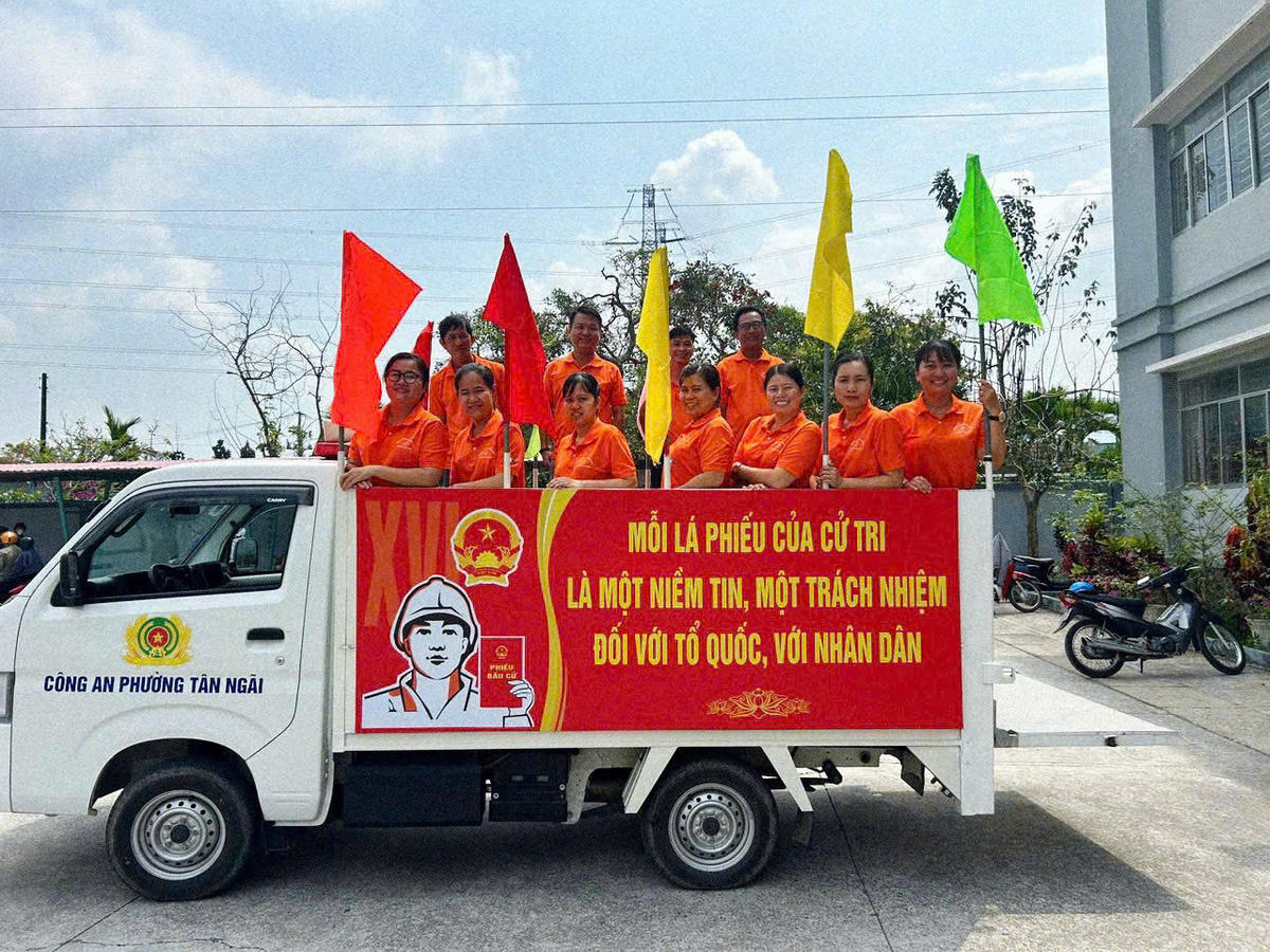 Xe Công an phường Tân Ngãi (tỉnh Vĩnh Long) tuyên truyền về công tác bầu cử. Ảnh: T.N.