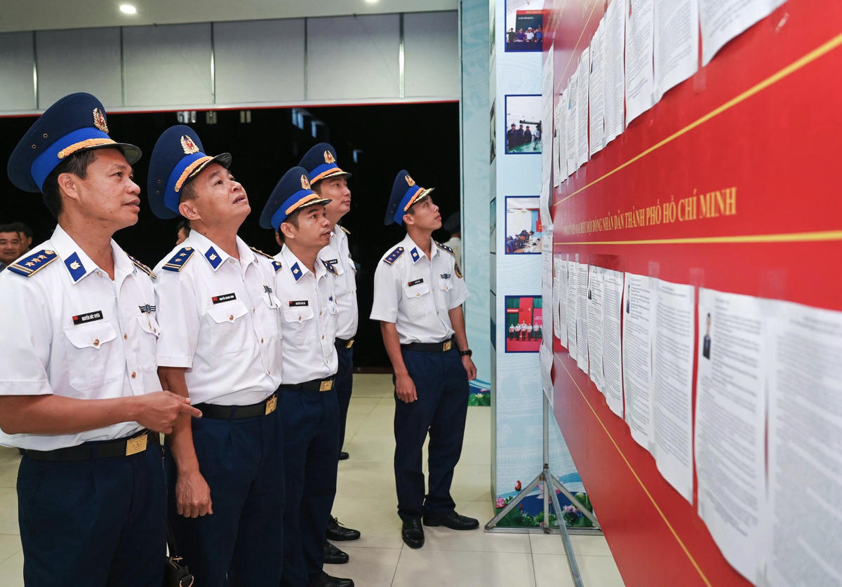 Các cử tri nghiên cứu danh sách các đại biểu ứng cử. Ảnh: Đức Định.