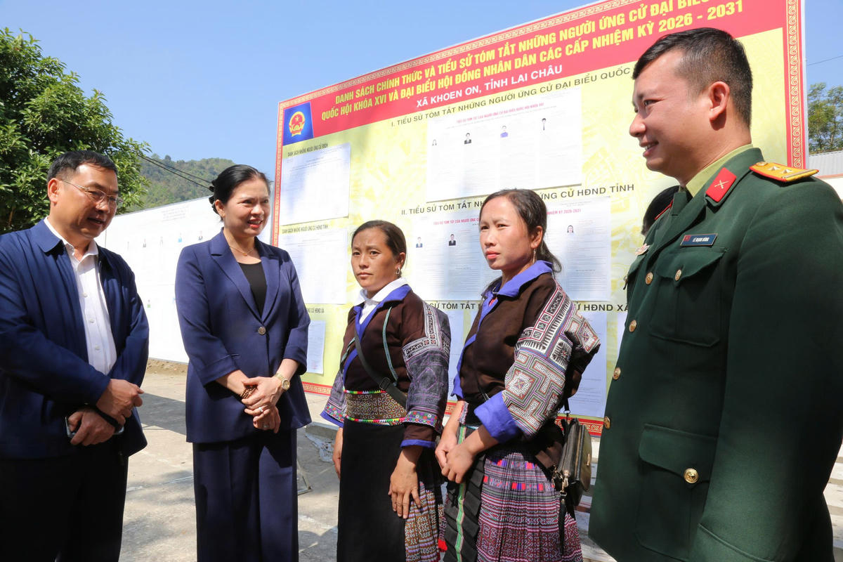 Phó Chủ tịch - Tổng Thư ký Ủy ban Trung ương MTTQ Việt Nam Hà Thị Nga trao đổi với cử tri tại xã Khoen On, tỉnh Lai Châu.