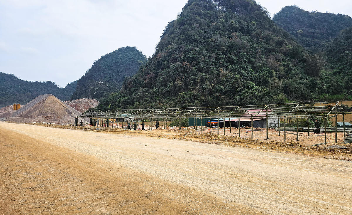 Tại km 66 thôn Bản Căm xã Thạch An, các cán bộ, chiến sĩ Sư đoàn 346 Quân Khu 1 đang dựng lán trại để đón thêm người lên tăng cường hỗ trợ nhà thầu thi công, xây dựng, hoàn thành thông tuyến vào ngày 19/5.