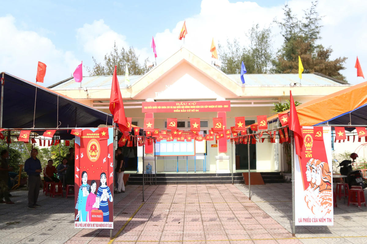 Một điểm bầu cử tại xã đảo Tam Hải trang trí cờ Tổ quốc, pa nô rực rỡ. Ảnh: Tấn Thành.